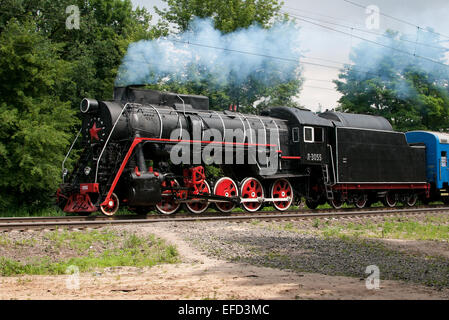 Dampf-Lokomotive Baureihe L als Teil eines Retro-Zuges. Stockfoto