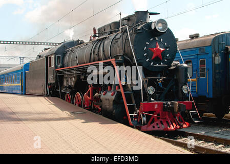 Dampf-Lokomotive Baureihe L als Teil eines Retro-Zuges. Stockfoto