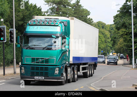 Ein LKW Reisen entlang der A23-Straße in Coulsdon, Surrey, England Stockfoto