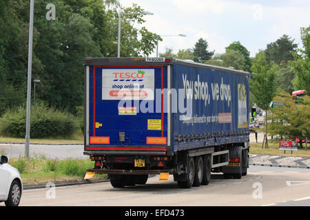 Ein Tesco-LKW in einem Kreisverkehr in Coulsdon, Surrey, England Stockfoto