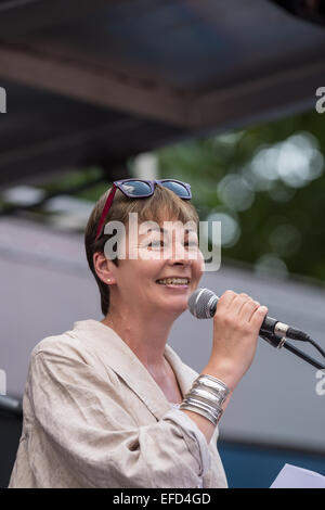 Caroline Lucas MP, Green Party, Peoples Assembly Demonstration gegen Sparmaßnahmen, London, 21. Juni 2014 Stockfoto