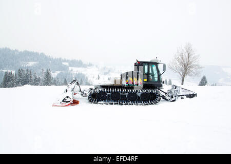 Schwarze Ratrak in Winterlandschaft Stockfoto