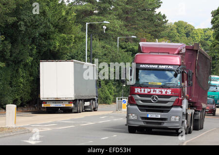 Verkehr, Reisen entlang der A23-Straße in Coulsdon, Surrey, England Stockfoto