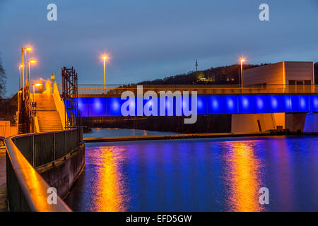 Dam "Baldeneysee" See, ein Stausee, Fluss Ruhr, nachts beleuchtet, mit einem Schiff Schloss und ein Wasserkraftwerk Stockfoto