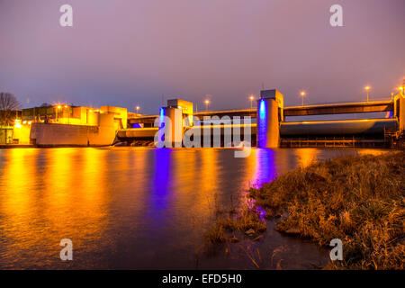 Dam "Baldeneysee" See, ein Stausee, Fluss Ruhr, nachts beleuchtet, mit einem Schiff Schloss und ein Wasserkraftwerk Stockfoto