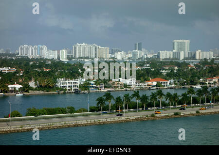 Luftaufnahme von MacArthur Causeway, Palm Island und Miami Beach im Hintergrund, Miami, Florida, USA Stockfoto