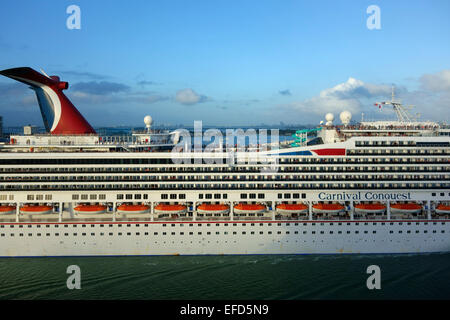 Carnival Conquest Kreuzfahrtschiff in den Hafen von Miami, Florida, USA Stockfoto