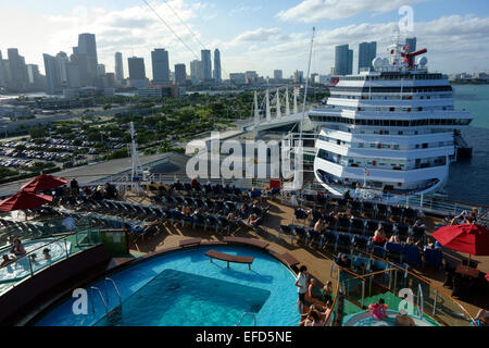 Luftaufnahme der Kreuzfahrt Schiffe in den Hafen von Miami und Wolkenkratzer von Miami downtown, Florida USA Stockfoto