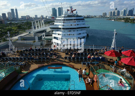 Luftaufnahme der Kreuzfahrt Schiffe in den Hafen von Miami und Wolkenkratzer von Miami downtown, Florida, USA Stockfoto