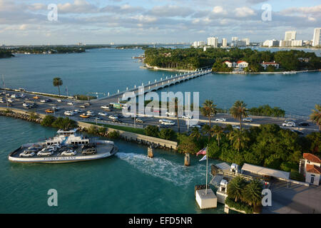 Fisher Island Autofähre und MacArthur Causeway mit Star Island im Hintergrund, Miami, Florida, USA Stockfoto