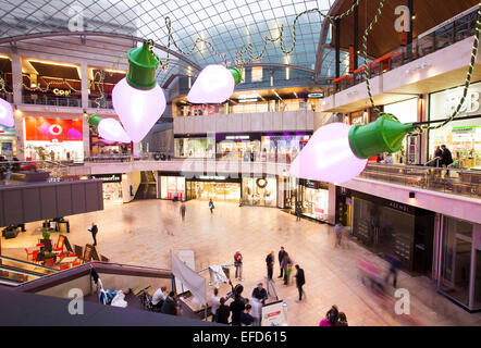 Shopper im Cabot Circus Shopping Centre in Bristol. Stockfoto