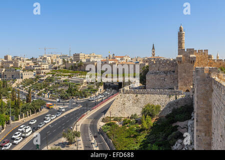 David Turm, umliegenden alten Stadtmauern und urbanen Blick auf Jerusalem, Israel. Stockfoto