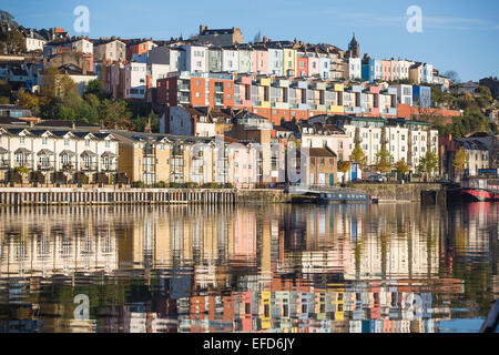 Bunte Häuser, die entlang den Hafen und die Docks gesehen in Bristol an einem sonnigen Tag. Stockfoto