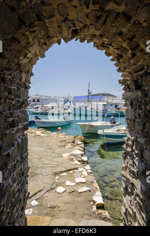 Gerahmte Ausblicke durch die venezianischen Kastro-Turm an der Küste von Naoussa Stadt, Insel Paros, Kykladen, Griechenland Stockfoto