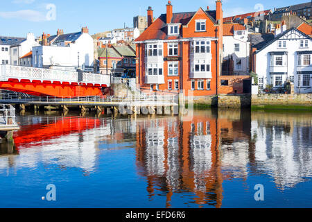 Drehbrücke und das Dolphin Hotel in der historischen Stadt Whitby spiegelt sich im Wasser des Hafens Stockfoto