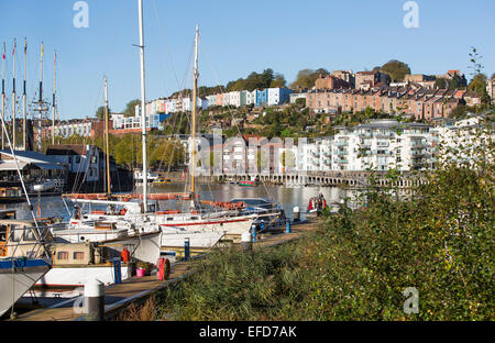 Häusern und festgemachten Booten entlang der Hafen und die Docks gesehen in Bristol an einem sonnigen Tag. Stockfoto