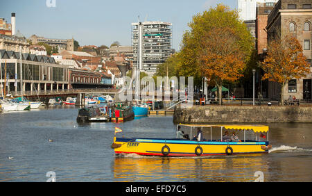 Bristol Flusstaxi übergibt die Hafenpromenade mit festgemachten Boote in der Sonne. Stockfoto