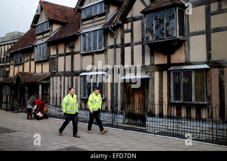 Männer tragen hi-Vis Jacken vorbei an Shakespeares Geburtsort Stratford, UK Stockfoto