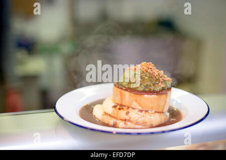 Pieminister Kuchen serviert mit Kartoffelpüree, Erbsenpüree, Zwiebeln und Käse in St Nicks Markt, Bristol. Stockfoto