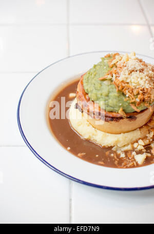 Pieminister Kuchen serviert mit Kartoffelpüree, Erbsenpüree, Zwiebeln und Käse in St Nicks Markt, Bristol. Stockfoto