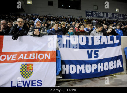 Brighton und Hove Albion Fußballfans mit Fußball gegen Homophobie Banner übereinstimmen Stockfoto