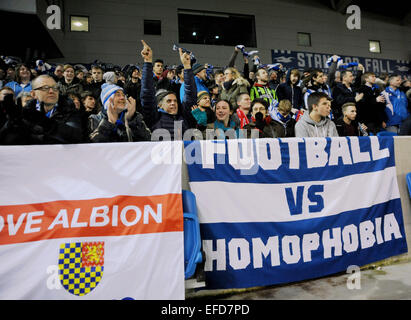 Brighton und Hove Albion Fußballfans mit Fußball gegen Homophobie Banner übereinstimmen Stockfoto