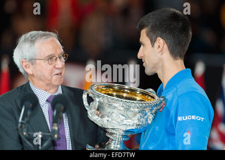 Melbourne, Australien. 1. Februar 2015. Roy Emerson präsentiert den Pokal 1. Samen Novak Djokovic (SRB) für den Gewinn der Herren Endspiel gegen 6. Samen Andy Murray (GBR) am Tag 14 des 2015 Australian Open Grand-slam-Tennis-Turnier im Melbourne Park in Melbourne, Australien. Sydney Low/Cal-Sport-Medien. Stockfoto