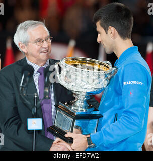 Melbourne, Australien. 1. Februar 2015. Roy Emerson präsentiert den Pokal 1. Samen Novak Djokovic (SRB) für den Gewinn der Herren Endspiel gegen 6. Samen Andy Murray (GBR) am Tag 14 des 2015 Australian Open Grand-slam-Tennis-Turnier im Melbourne Park in Melbourne, Australien. Sydney Low/Cal-Sport-Medien. Stockfoto