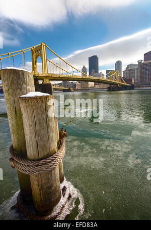 Ein Blick auf die Stadt Pittsburgh von der Stadt Norden Küste mit der Roberto Clemente Bridge im Vordergrund. Stockfoto