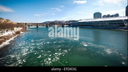 David L. Lawrence Convention Center auf dem eisigen Allegheny River, Pittsburgh, Pennsylvania, USA Stockfoto