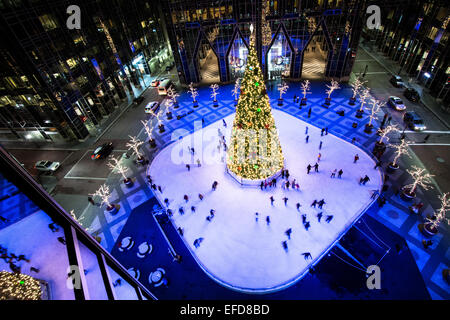 Im Winter wird die Saison PPG Plaza zwischen Third Avenue und Fourth Avenue in der Innenstadt von Pittsburgh eine große Eisbahn. Stockfoto