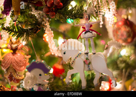 Bunten viktorianischen Stil Weihnachtsschmuck schmücken einen hell erleuchteten Weihnachtsbaum. Stockfoto