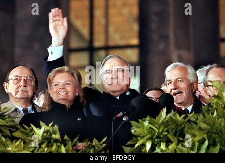 (Datei) - eine Archiv Bild vom 3. Oktober 1990 zeigt der deutsche Außenminister Hans-Dietrich Genscher (L-R, FDP), Hannelore Kohl, deutscher Bundeskanzler Helmut Kohl (CDU) und Bundespräsident Richard von Weizsaecker, Hälfte-verdeckt die letzten DDR-Ministerpräsidenten Lothar de Maiziere, winken während der Wiedervereinigung Festlichkeiten von der Treppe des Reichstagsgebäudes in Berlin, Deutschland. Von Weizsäcker starb im Alter von 94 auf 30 Januar 2015. Die Deutsche Presse-Agentur, die diese Informationen vom Familie Quellen erhalten. Foto: Wolfgang Kumm/dpa Stockfoto