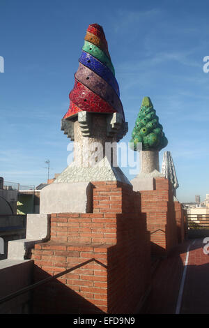 Schornsteine auf dem Dach des Palau Güell, entworfen von dem Architekten Antoni Gaudí, in der Nähe von Las Ramblas, Barcelona Stockfoto