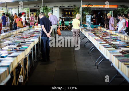 Die Southbank Centre Buchmarkt unter Waterloo Bridge in London. Stockfoto