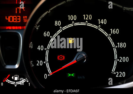 Rote und weiße Kilometerzähler in einer Auto-Konsole Stockfoto