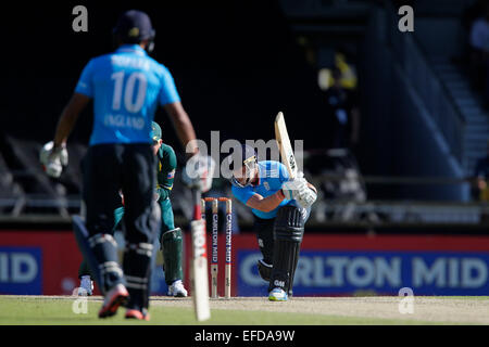 Perth, Australien. 1. Februar 2015. ODI Reihe Finale, Deutschland gegen England, fährt Joe Root Glen Maxwell. Bildnachweis: Aktion Plus Sport/Alamy Live-Nachrichten Stockfoto