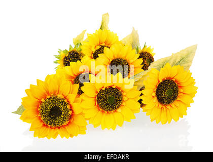 Zusammensetzung aus hellen künstliche Sonnenblumen isoliert auf weißem Hintergrund. Closeup. Stockfoto