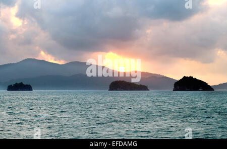 Schönen Abend Sonnenuntergang spiegelt sich im Meer Stockfoto