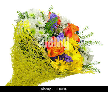 Schöner Blumenstrauß von Gerbera, Rosen und andere Blumen in gelb Paket isoliert auf weißem Hintergrund. Stockfoto
