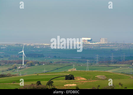 Kernkraftwerk Heysham und einer betriebene Windkraftanlage auf dem Lande, Lancashire, UK Stockfoto