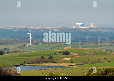 Kernkraftwerk Heysham und einer betriebene Windkraftanlage auf dem Lande, Lancashire, UK Stockfoto