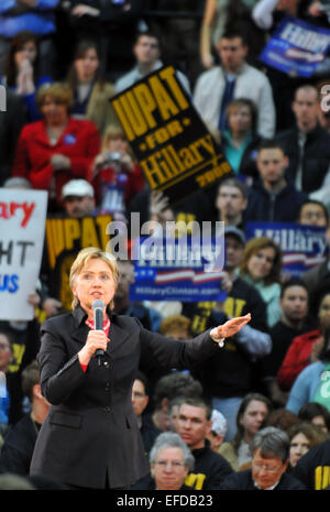 Demokratischen Präsidenten hoffnungsvollen Senator Hillary Clinton auf einer Kundgebung an der Temple University in Philadelphia, PA am 22. April 2008. Stockfoto