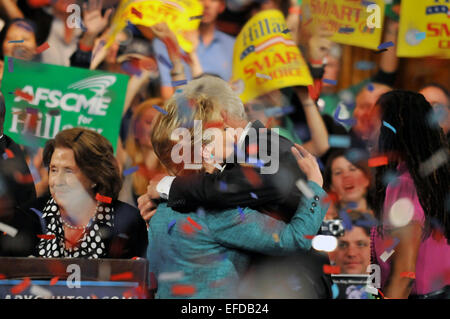 Senator Hillary Clinton ist durch ehemalige US-Präsident Bill Clinton während einer primären Nacht-Rallye in Philadelphia, Pa in 2008 umarmt. Stockfoto