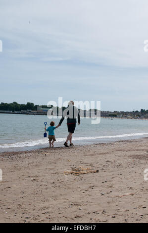 Vater und Sohn zu Fuß am Strand Stockfoto