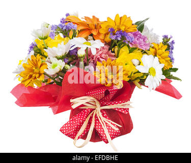 Schöner Blumenstrauß Gerbera, Nelken und andere Blumen in rot Paket isoliert auf weißem Hintergrund. Stockfoto