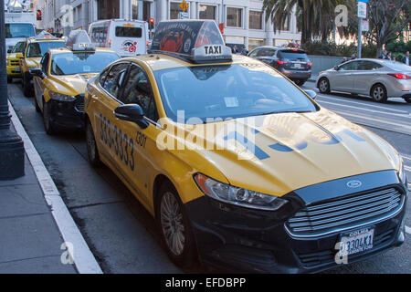 San Francisco Taxi an der Powell Street vor dem St. Regis Hotel am Union Square in San Francisco, Kalifornien. Stockfoto