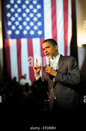 Senator Barack Obama spricht mit Anhängern während einer Bürgerversammlung im State Capitol Complex 30. März 2008 in Harrisburg, Pennsylvania. Stockfoto