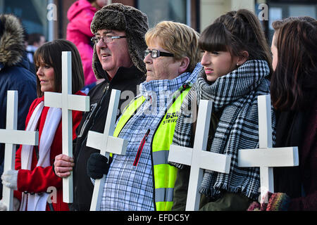 Londonderry, Nordirland, Vereinigtes Königreich. 1. Februar 2015. Menschen tragen Kreuze, wie Tausende in den Bloody Sunday Gedenkmarsch in Londonderry (Derry) zu beteiligen. Der März erinnert an den 43. Jahrestag der Bürgerrechte März in Derry und die 14 Personen, die während des Marsches nach Schuss von britischen Fallschirmjägern am 30. Januar 1972 gestorben.  Bildnachweis: George Sweeney/Alamy Live-Nachrichten Stockfoto