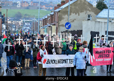 Londonderry, Nordirland, Vereinigtes Königreich. 1. Februar 2015. Menschen tragen Kreuze, wie Tausende in den Bloody Sunday Gedenkmarsch in Londonderry (Derry) zu beteiligen. Der März erinnert an den 43. Jahrestag der Bürgerrechte März in Derry und die 14 Personen, die während des Marsches nach Schuss von britischen Fallschirmjägern am 30. Januar 1972 gestorben.  Bildnachweis: George Sweeney/Alamy Live-Nachrichten Stockfoto